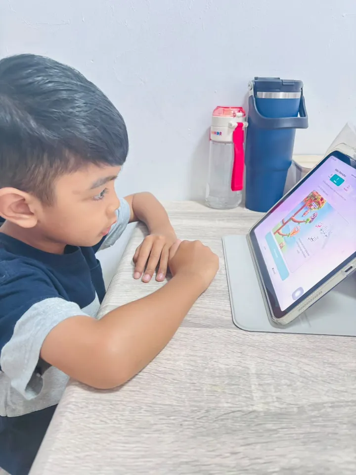 Seorang santri murojaah dengan Pohon Hudhud di tablet
